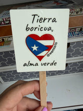 Cargar imagen en el visor de la galería, Mini Quote Sign - Tierra boricua, alma verde @wemiarts