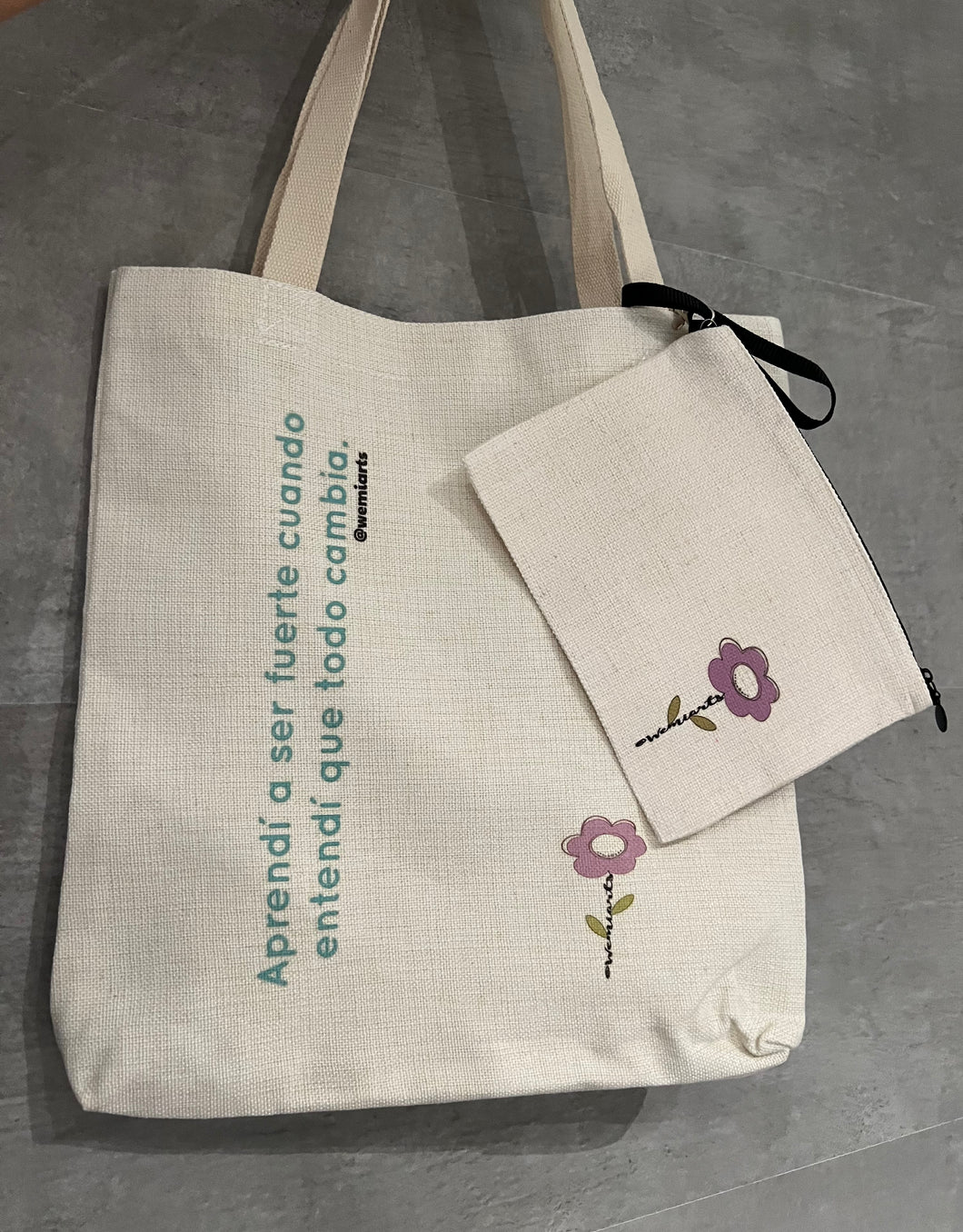 Tote Bag- Frase: Aprendí a ser fuerte cuando entendí que todo cambia. @wemiarts