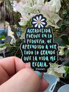 Stickers- Agradecida porque en lo pequeño, he aprendido a ver todo lo grande que la vida me regala. @wemiarts