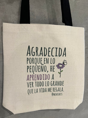Tote Bag- Frase: Agradecida porque en lo pequeño, he aprendido a ver todo lo grande que la vida me regala. @wemiarts