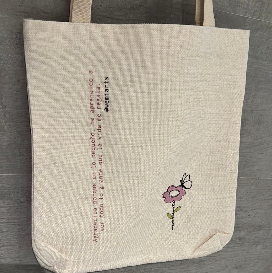 Tote Bag- Frase: Agradecida porque en lo pequeño, he aprendido a ver todo lo grande que la vida me regala. @wemiarts