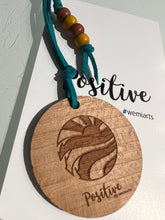 Cargar imagen en el visor de la galería, Positive Keychain- Felicidad es sentir el cielo y el mar dentro de ti.