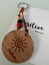 Cargar imagen en el visor de la galería, Positive Keychain- Descubre las pequeñas alegrías, que hacen grandes nuestros días. @wemiarts