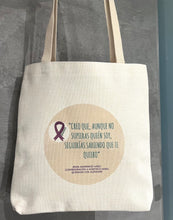 Cargar imagen en el visor de la galería, Tote Bag- “Creo que, aunque no supieras quién soy, seguirías sabiendo que te quiero” Conmemoración a nuestros seres queridos con Alzheimer.