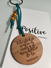 Cargar imagen en el visor de la galería, Positive Keychain- Felicidad es sentir el cielo y el mar dentro de ti.