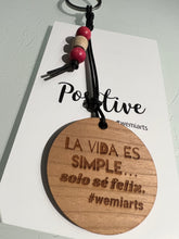 Cargar imagen en el visor de la galería, Positive Keychain- La vida es simple… solo sé feliz. @wemiarts