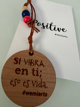 Cargar imagen en el visor de la galería, Positive Keychain- Si vibra en ti, eso es vida.