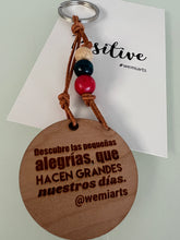 Cargar imagen en el visor de la galería, Positive Keychain- Descubre las pequeñas alegrías, que hacen grandes nuestros días. @wemiarts