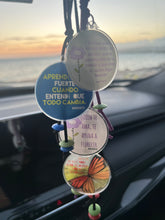 Cargar imagen en el visor de la galería, Car Charms - Quien te ama, te ayuda a florecer. @wemiarts