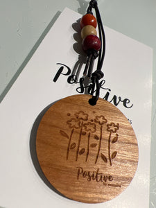 Positive Keychain- Agradecida porque en lo pequeño, he aprendido a ver todo lo grande que la vida me regala. @wemiarts