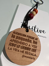 Cargar imagen en el visor de la galería, Positive Keychain- Agradecida porque en lo pequeño, he aprendido a ver todo lo grande que la vida me regala. @wemiarts